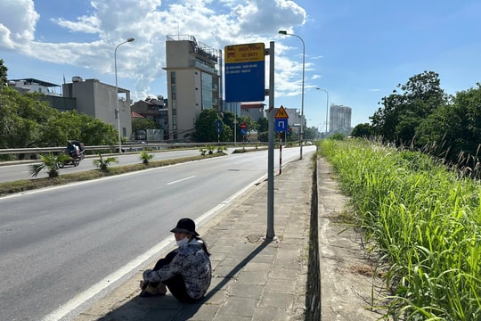 Hà Nội: Nhiều điểm chờ không mái che, người dân “đội nắng mưa” chờ xe buýt