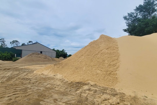 Hà Tĩnh: Bãi tập kết cát nằm trong khu dân cư, người dân “kêu cứu”