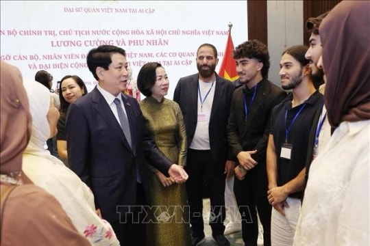 State President meets with Vietnamese embassy staff, community in Egypt