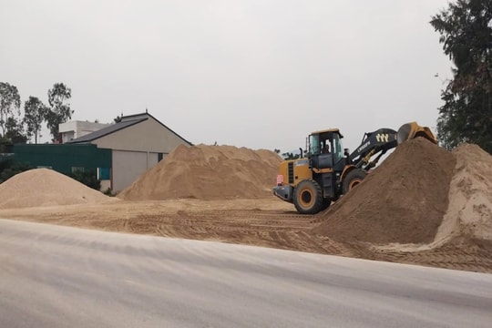 Đình chỉ bãi tập kết cát trong khu dân cư sau phản ánh của Báo Đại biểu Nhân dân