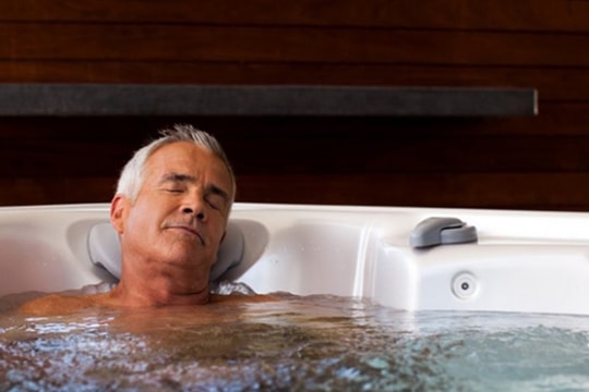 Tắm nước lạnh ngay  khi đi nắng về, sai lầm dẫn đến nguy cơ đột quỵ