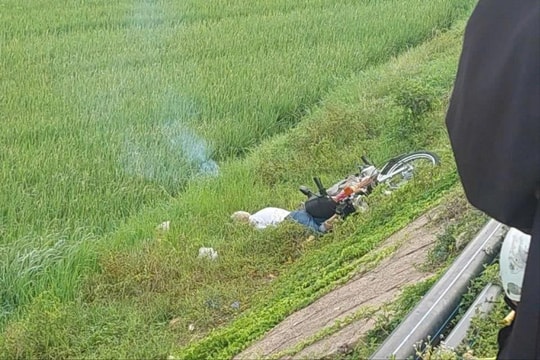 Thi thể người đàn ông cùng xe mô tô bên mép ruộng, nghi do tai nạn giao thông