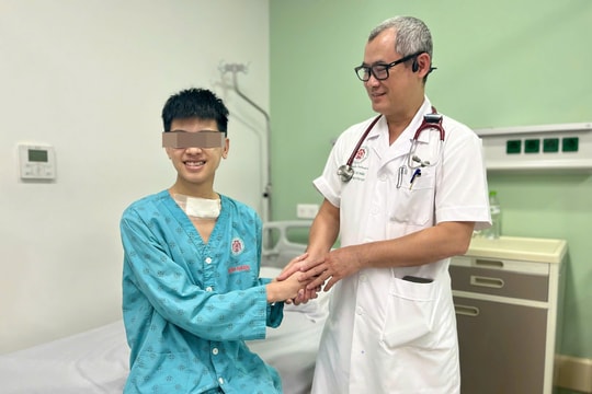 Tiếng gọi đầu tiên của cậu bé 16 tuổi sau 1 năm tai nạn