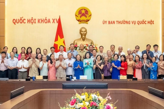 Phó Chủ tịch Quốc hội Nguyễn Thị Thanh gặp mặt Đoàn ĐBQH tỉnh Ninh Bình qua các thời kỳ