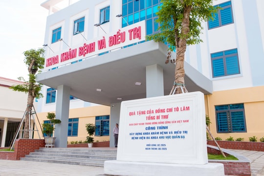 Người dân địa phương an tâm đến thăm khám sức khỏe tại Bệnh viện Đa khoa khu vực Quản Bạ