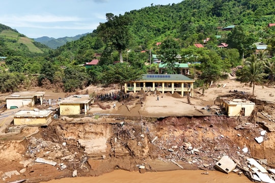 Nghệ An: Trường tiểu học bán trú tan hoang sau lũ