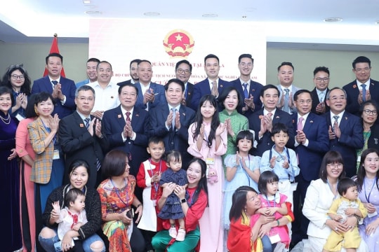 President meets with Vietnamese embassy staff, community in Angola
