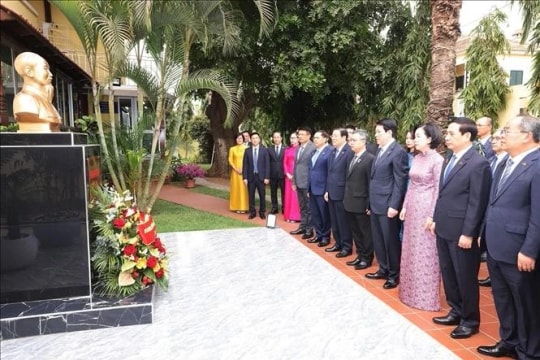 State President Luong Cuong lays wreaths at Ho Chi Minh statue, memorial sites in Luanda
