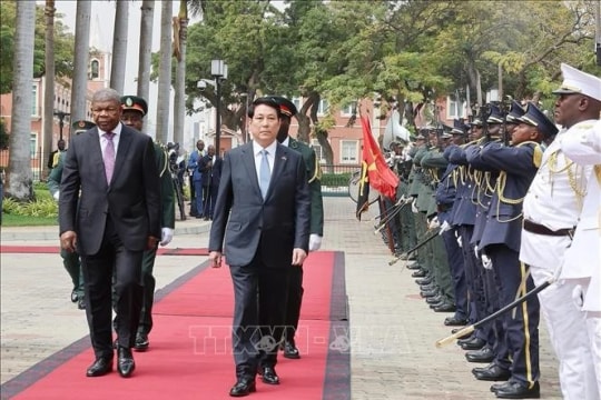 Angolan President hosts welcome ceremony for visiting Vietnamese State leader