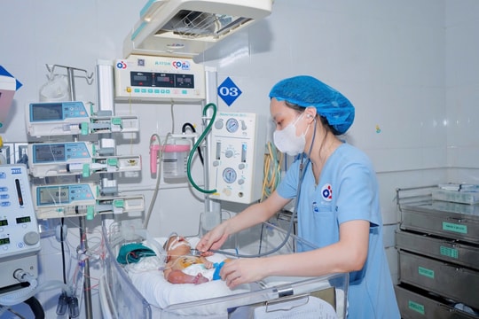 Can thiệp tim mạch tối khẩn, cứu bé sơ sinh đến từ Lào