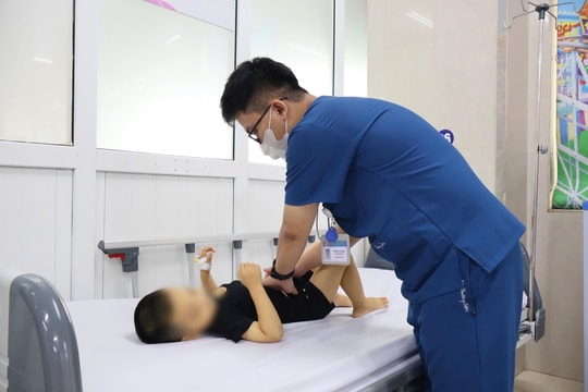 Cấp cứu bé 3 tuổi vàng da, tiểu đỏ sau khi uống nước lá lộc mại