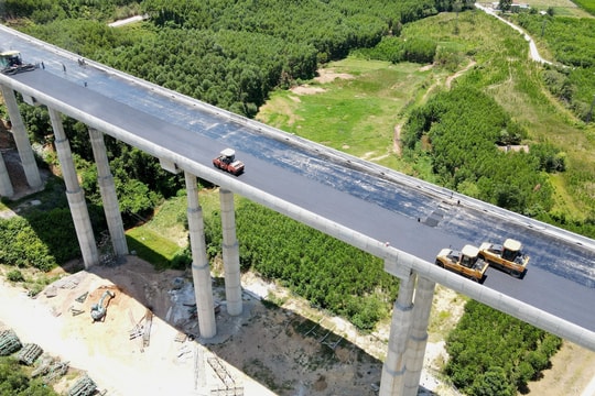 Gấp rút trên dự án cao tốc Vũng Áng - Bùng trước ngày thông tuyến
