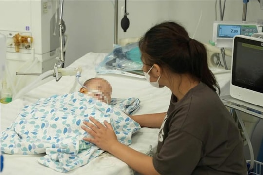 Trẻ 15 tháng tuổi nguy kịch vì uống tinh dầu đuổi muỗi