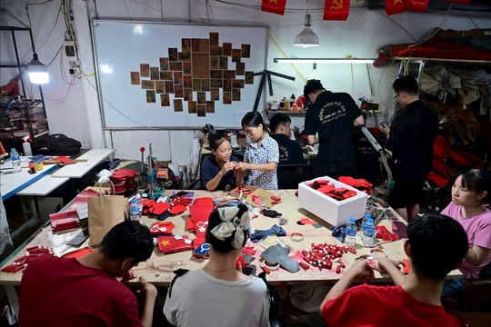 Đến thăm nơi sản xuất “cờ đỏ sao vàng” bởi những người thợ có hoàn cảnh đặc biệt