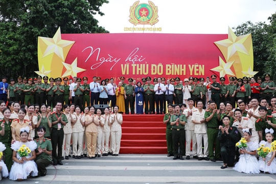 Hàng vạn người dân cùng theo dõi “Ngày hội Vì thủ đô bình yên" với sự tham gia của 3.000 chiến sĩ Công an TP. Hà Nội