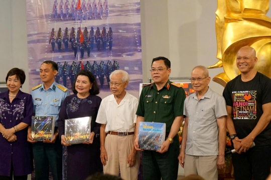 Nhiếp ảnh gia Nguyễn Á kể chuyện "Sức mạnh Việt Nam"