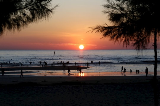 Người dân thích thú tắm biển ngắm bình minh ở Hà Tĩnh