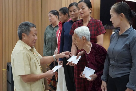 Đoàn ĐBQH tỉnh Quảng Trị: Trao quà cho các hộ dân gặp khó khăn ở xã Đồng Lê