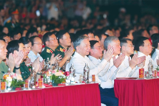 Tổng Bí thư Tô Lâm dự chương trình chính luận nghệ thuật “Dưới cờ vinh quang”