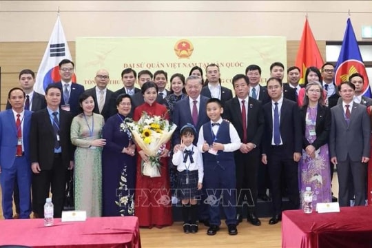 Party leader meets with Vietnamese community in RoK