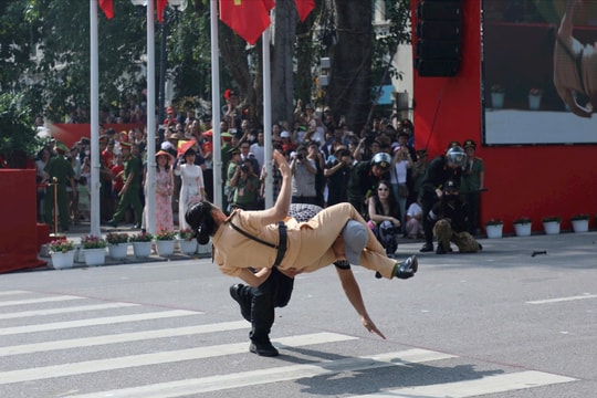Mãn nhãn trước màn trổ tài võ thuật khống chế "báo thủ đường phố" của nữ CSGT Hà Nội