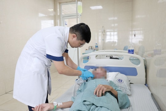 Giòi… lổn nhổn trong ổ áp xe hoại tử của cụ ông