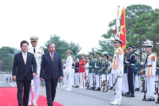 Korean President hosts welcome ceremony for Vietnamese Party leader