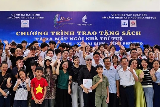 Trao tặng sách và ra mắt Ngôi nhà Trí tuệ Trường THCS Đại Đình, Phú Thọ