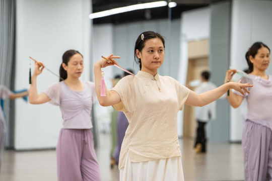 Người lớn Trung Quốc rộn ràng đến lớp học ban đêm để theo đuổi đam mê và thích ứng thời đại số