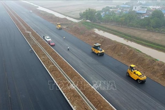 Thủ tướng Phạm Minh Chính chỉ đạo đẩy nhanh tiến độ xây dựng hệ thống đường bộ ven biển