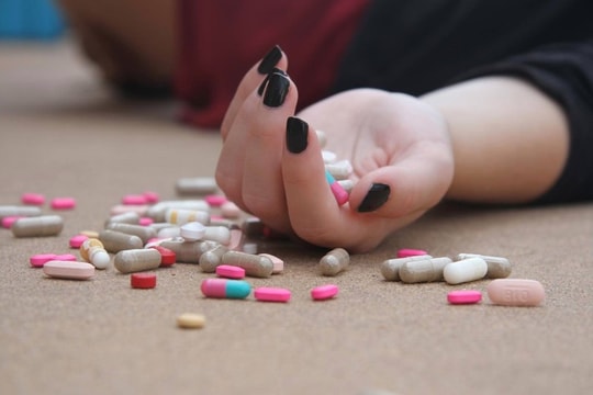 Sử dụng ma túy tổng hợp, cô gái trẻ rối loạn tâm thần nặng nề