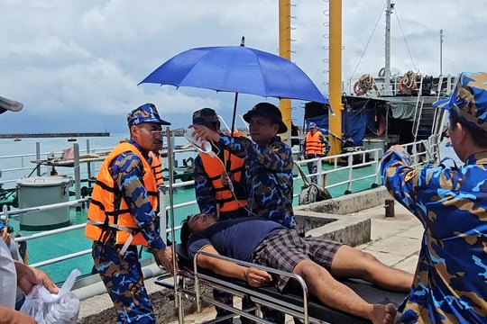 Tàu 937 của Hải quân kịp thời cấp cứu ngư dân bị nạn trên biển Trường Sa