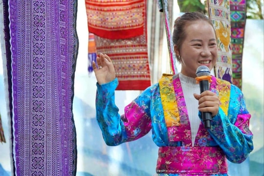 Cô gái dân tộc Mông đưa vải lanh ra thế giới