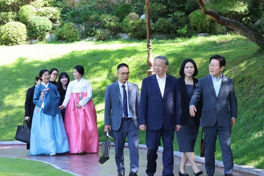 Party chief enjoys tea, traditional music performances at RoK's Blue House