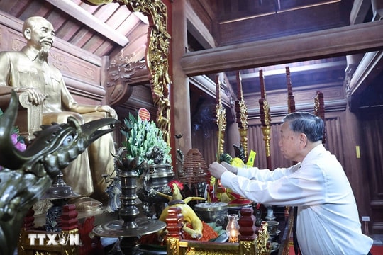 Tổng Bí thư Tô Lâm dâng hương tại Khu tưởng niệm các vị tiền bối cách mạng tại Tuyên Quang