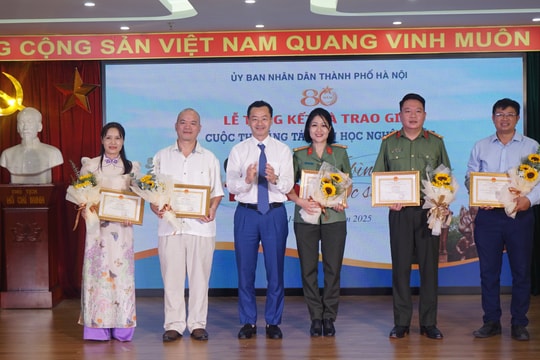 Trao giải Cuộc thi sáng tác văn học nghệ thuật chủ đề “Công an Thủ đô vì bình yên cuộc sống”