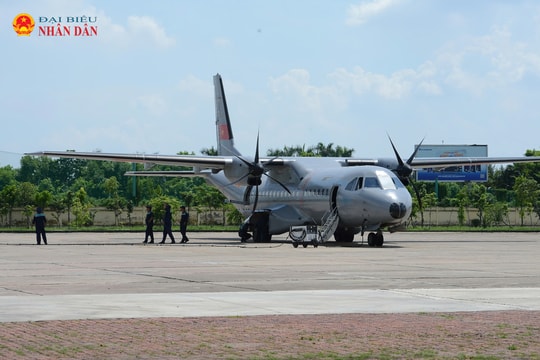 “Ngựa thồ” C-295 dẫn đầu biên đội bay, sẵn sàng cho màn trình diễn lịch sử