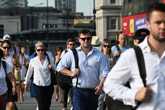 Nước Anh “sôi sục” khi điều hòa được đặt trên bàn nghị sự