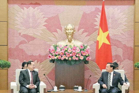NA Vice Chairman receives Lao legislative official