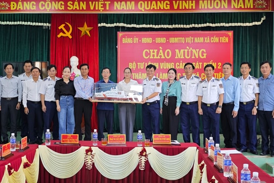 Cảnh sát biển Việt Nam đến với đồng bào dân tộc Pacô, Vân Kiều