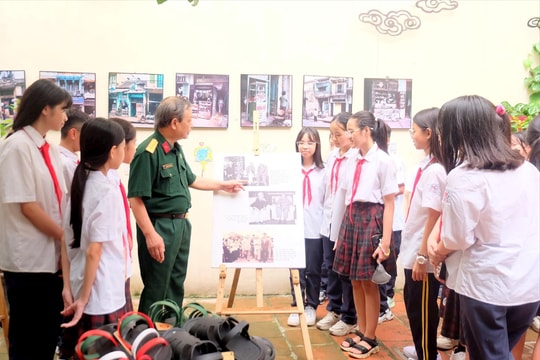 "Huyền thoại bước chân": Tôn vinh "Đôi dép Bác Hồ"