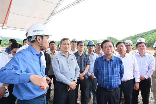 Phó Chủ tịch Quốc hội Lê Minh Hoan khảo sát tuyến Chợ Chu - Ngã ba Trung Sơn, đường Hồ Chí Minh