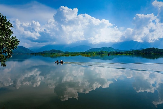 Khi hai mặt nước soi chung bầu trời