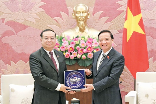 Phó Chủ tịch Quốc hội Nguyễn Khắc Định tiếp Chủ nhiệm Ủy ban Đối ngoại của Quốc hội Lào