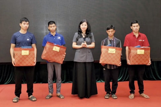 Phu nhân Tổng Bí thư thăm, tặng quà cán bộ chiến sỹ công an và người dân tỉnh Sơn La