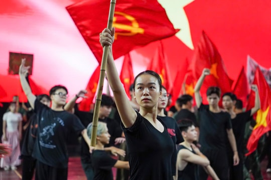 Hàng trăm sinh viên và bộ đội rộn ràng luyện tập cho đêm diễn "Hà Nội – Từ mùa thu lịch sử năm 1945"