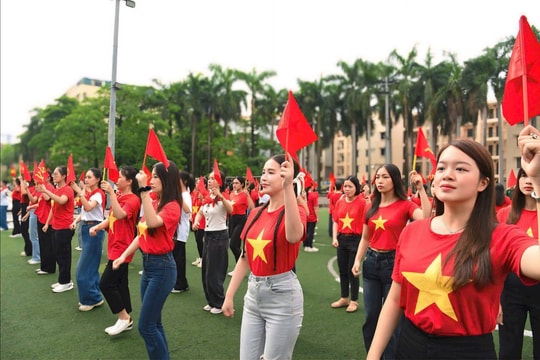 "Nam thanh, nữ tú" khối báo chí luyện tập hăng say, chuẩn bị cho lễ diễu hành lịch sử