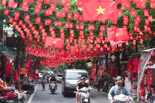 Phố Hàng Mã rực rỡ sắc cờ đỏ sao vàng chào mừng Quốc khánh 2/9