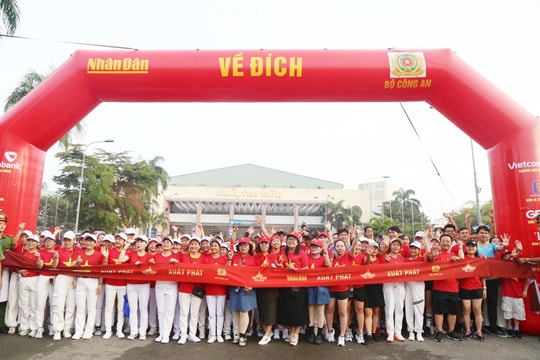 Đồng Nai: Hàng nghìn người mặc áo đỏ sao vàng, đi bộ "Cùng Việt Nam tiến bước"