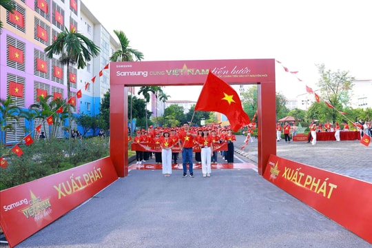 Nhân viên Samsung tự hào trong áo đỏ sao vàng “Cùng Việt Nam tiến bước”